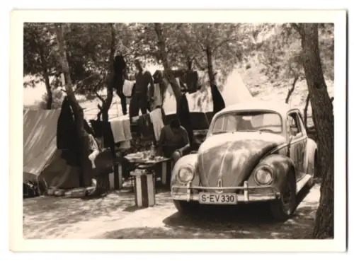 5 Fotografien Volkswagen Käfer auf Zeltplatz, VW Käfer mit Blumenschmuck