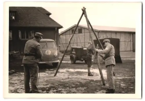 4 Fotografien Volkswagen T-1 Bulli im Einsatz beim Technischen Hilfswerk
