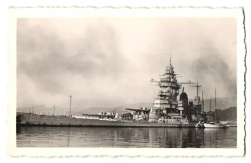 20 Fotografien Ansicht Toulon, Selbstversenkung französische Flotte, 1942, Schlachtschiff Strasbourg, Kreuzer Colbert