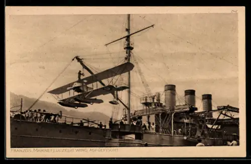 AK Französisches Marineflugzeug wird aufgefischt