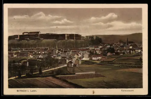 AK Bitsch i. Lothr., Totalansicht der Stadt mit Festung im Hintergrund