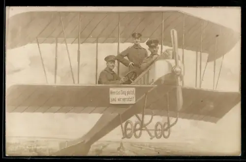 Foto-AK Drei Soldaten in einem Doppeldecker-Flugzeug, Studiokulisse