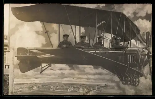 Foto-AK Soldaten in einem Doppeldecker-Flugzeug, Studiokulisse