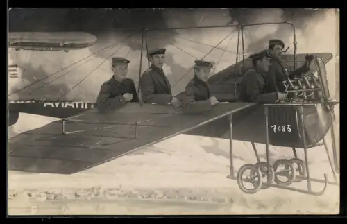Foto-AK Junge Soldaten betrachten die Landschaft aus einem Flugzeug heraus, Studiokulisse