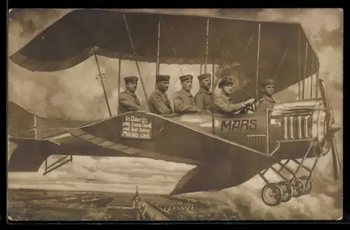 Foto-AK Soldaten fliegen in einem Flugzeug über die Kaserne von Döberitz, Studiokulisse