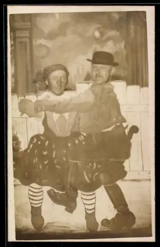 Foto-AK Männer als Mann und Frau beim gemeinsamen Tanz, Studiokulisse