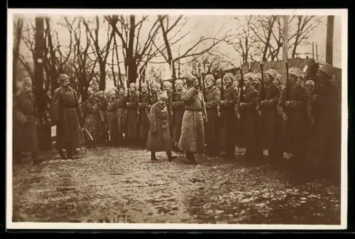 AK Zar Nikolaus II. und Zarewitsch Alexej von Russland nehmen eine Parade ab