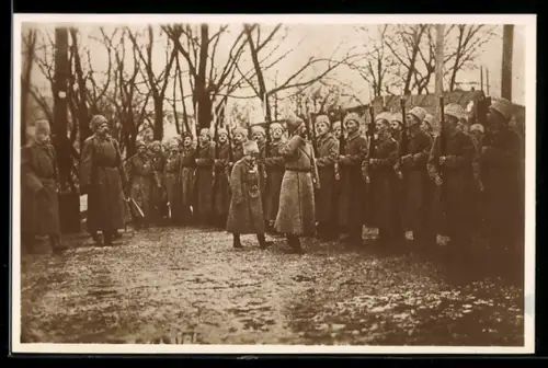 AK Zar Nikolaus II. und Zarewitsch Alexej von Russland nehmen eine Parade ab