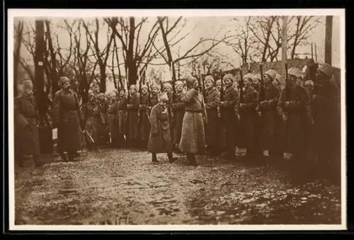 AK Zar Nikolaus II. und Zarewitsch Alexej von Russland nehmen eine Parade ab