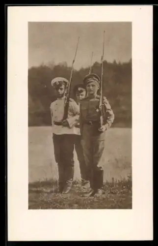 AK Alexej von Russland in Uniform mit Mütze und geschultertem Gewehr und zwei Jungs
