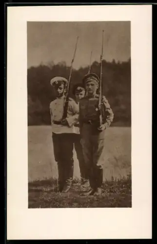 AK Alexej von Russland in Uniform mit Mütze und geschultertem Gewehr und zwei Jungs