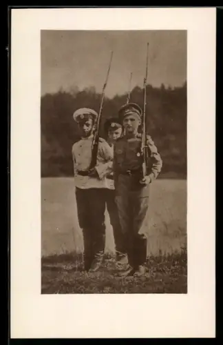 AK Alexej von Russland in Uniform mit Mütze und geschultertem Gewehr und zwei Jungs
