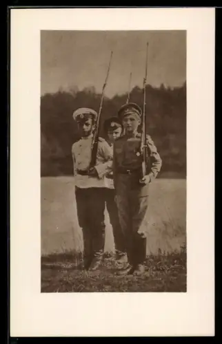 AK Alexej von Russland in Uniform mit Mütze und geschultertem Gewehr und zwei Jungs