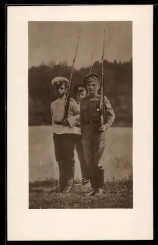AK Alexej von Russland in Uniform mit Mütze und geschultertem Gewehr und zwei Jungs