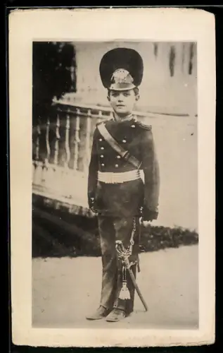 Foto-AK Zarewitsch Alexej von Russland in Uniform der Novgoroder Dragoner mit Helm und Säbel