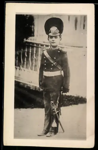 Foto-AK Zarewitsch Alexej von Russland in Uniform der Novgoroder Dragoner mit Helm und Säbel