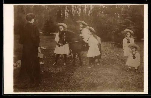 Foto-AK Töchter des Zaren von Russland in Strohhüten und Faltenröcken in einem Garten, mit Pony