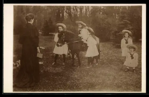 Foto-AK Töchter des Zaren von Russland in Strohhüten und Faltenröcken in einem Garten, mit Pony