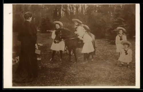 Foto-AK Töchter des Zaren von Russland in Strohhüten und Faltenröcken in einem Garten, mit Pony