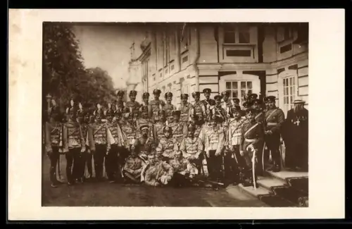 Foto-AK Nikolaus II. von Russland in Soldatenbegleitung mit Priester an einer Aussentreppe