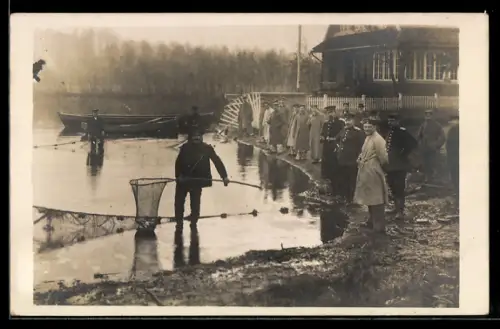 Foto-AK Soldaten und Fischer am Ufer
