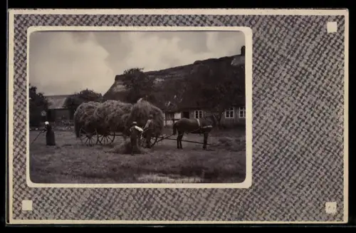 Foto-AK Heuwagen mit Bauern in einem Passepartout