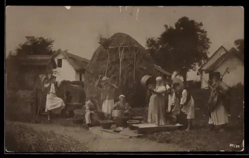 Foto-AK Landarbeiter beim Getreidemahlen, Landwirtschaft