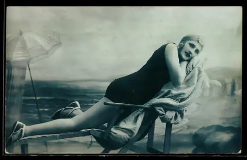 AK Junge Frau im Badeanzug auf Strandliege