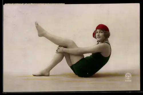 AK Junge Frau in grünem Badeanzug