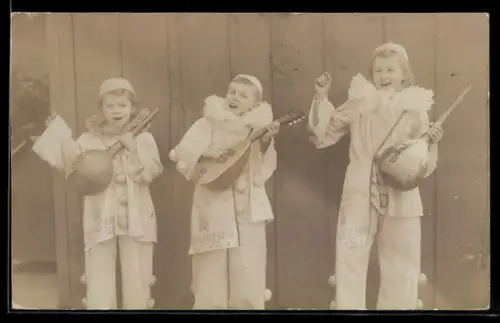 AK Kinder als Harlekin verkleidet spielen auf Mandolinen