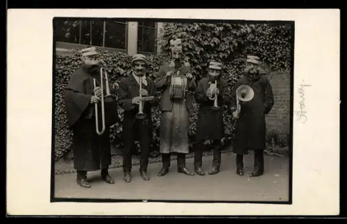 AK Faschingsteilnehmer mit Masken und Musikinstrumenten