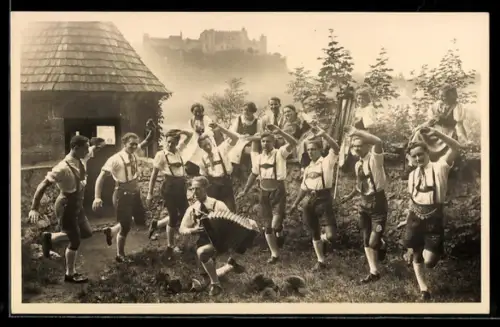 Foto-AK Angehörige der Heimatgruppe Jung-Salzburg beim Tanz, Volkstanz