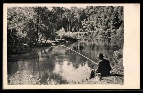 Foto-AK Herr an einem Fluss beim Angeln