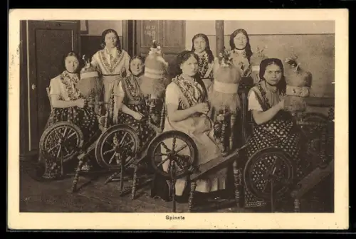 AK Junge Frauen bei der Arbeit am Spinnrad