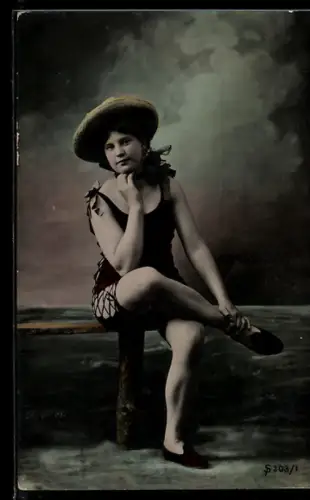 AK Junges Mädchen im Badeanzug, Studiokulisse