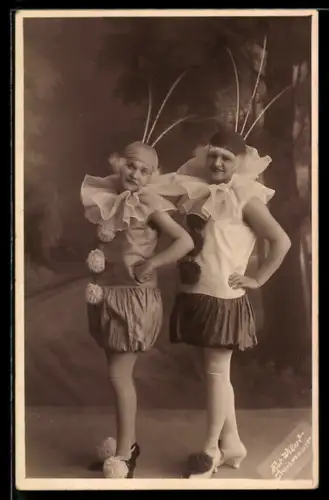 Foto-AK Zwei junge Frauen haben sich als Harlekin verkleidet