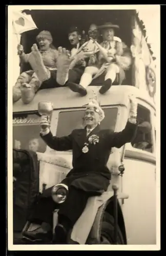 Foto-AK Menschen sitzen feiernd auf einem Festwagen, Fasching