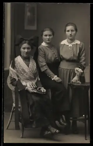 Foto-AK Drei Frauen vor Studiokulisse einer Stube
