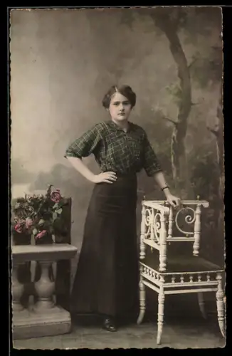 Foto-AK Elegante junge Frau vor idyllischer Studiokulisse, Farbenfoto ca. 1915