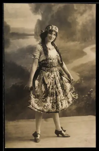 Foto-AK Elegante Dame mit gemustertem Rock vor idyllischer Studiokulisse