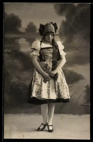 Foto-AK Junge Dame in österr. Tracht vor Studiokulisse mit Flusslauf