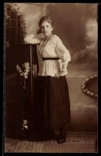 Foto-AK Elegante junge Dame vor Studiokulisse eines Gartens