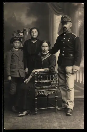 Foto-AK Familie mit Kindern vor Studiokulisse eines Balkons