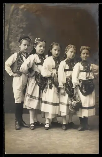 Foto-AK Fünf Kinder in Trachten vor einer Studiokulisse 1909