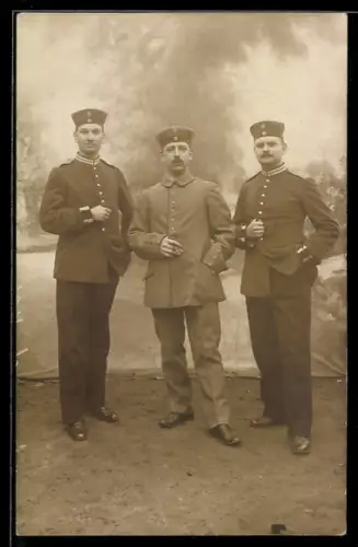 Foto-AK Drei Soldaten posieren zusammen vor einer Studiokulisse