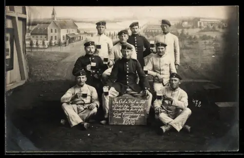 Foto-AK Soldaten aus dem Senne-Lager 1908, Studiokulisse eines Ortes