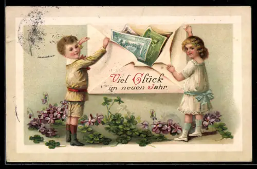 AK Kinder öffnen Brief mit Geldscheinen, Kleeblätter auf dem Boden