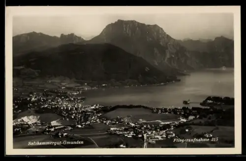 AK Gmunden /Salzkammergut, Panorama mit Ort und See, Fliegeraufnahme