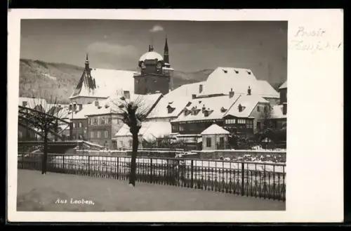AK Leoben, Ortspartie mit verschneiten Häusern und Kirche