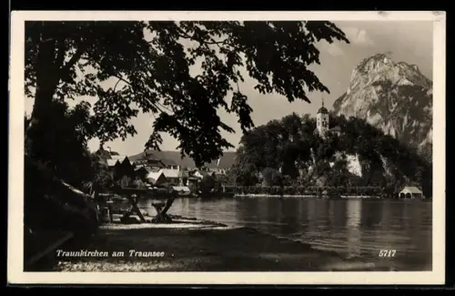 AK Traunkirchen am Traunsee, Panorama mit See, Ort und Kirche auf dem Hügel, Berg
